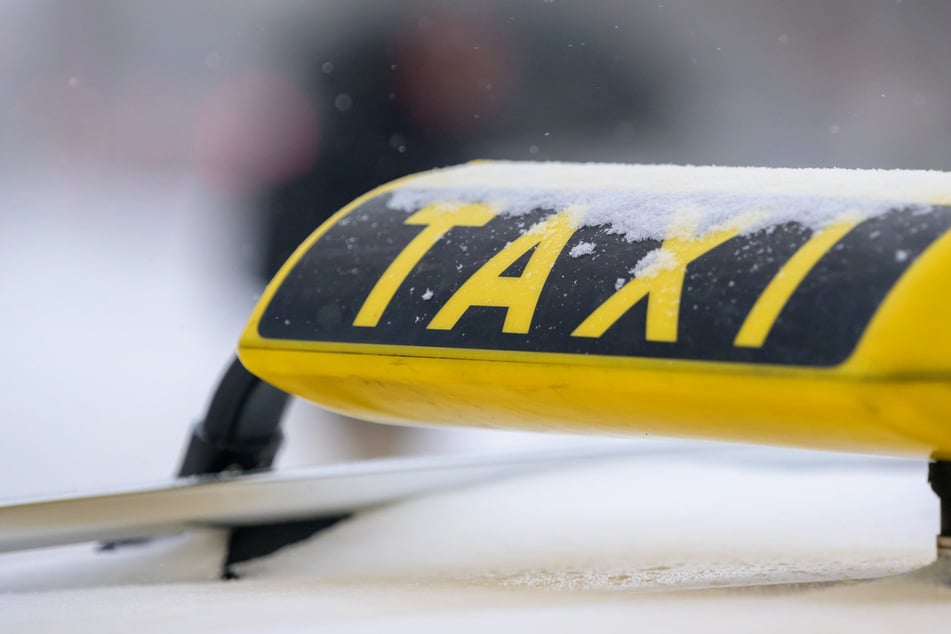 Der Taxifahrer bewahrte die Seniorin vor erheblichem finanziellem Schaden. (Symbolbild)