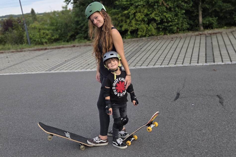 Elternratsvorsitzende Alice Bergmann (35) kämpft für ein neues Spielgerät.