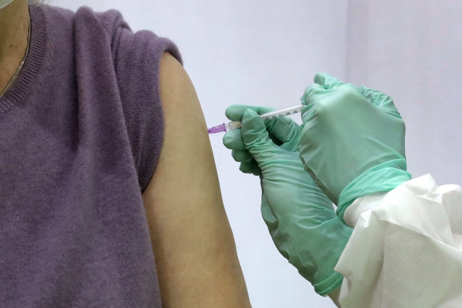 Eine Frau erhält eine Impfung gegen das Coronavirus. Der Vorstandschef der Kassenärztlichen Vereinigung Brandenburg (KVBB), Peter Noack, hat bei der Änderung der Impfverordnung zur Impfung in Arztpraxen vor zu viel Umständlichkeit gewarnt. (Symbolfoto)