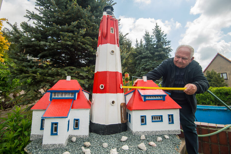 Auch der Leuchtturm bei St. Peter Ording steht im Maßstab 1:25 im Garten von Hans-Peter Reuther (78).