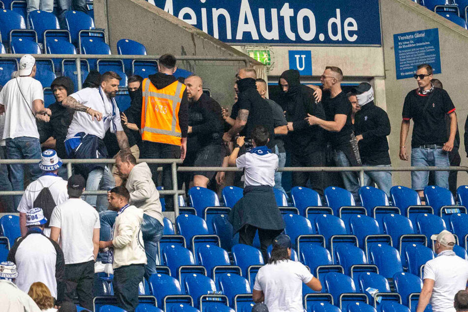 Für die Eintracht-Anhänger, die in den Schalker Fanblock eingedrungen und wahllos auf Zuschauer eingeprügelt hatten, muss der Verein ebenfalls zahlen.
