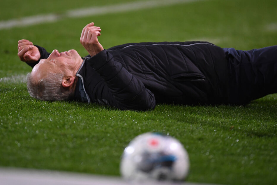 Christian Streich liegt nach dem Bodycheck von Eintracht Frankfurts Kapitän David Abraham am Boden.