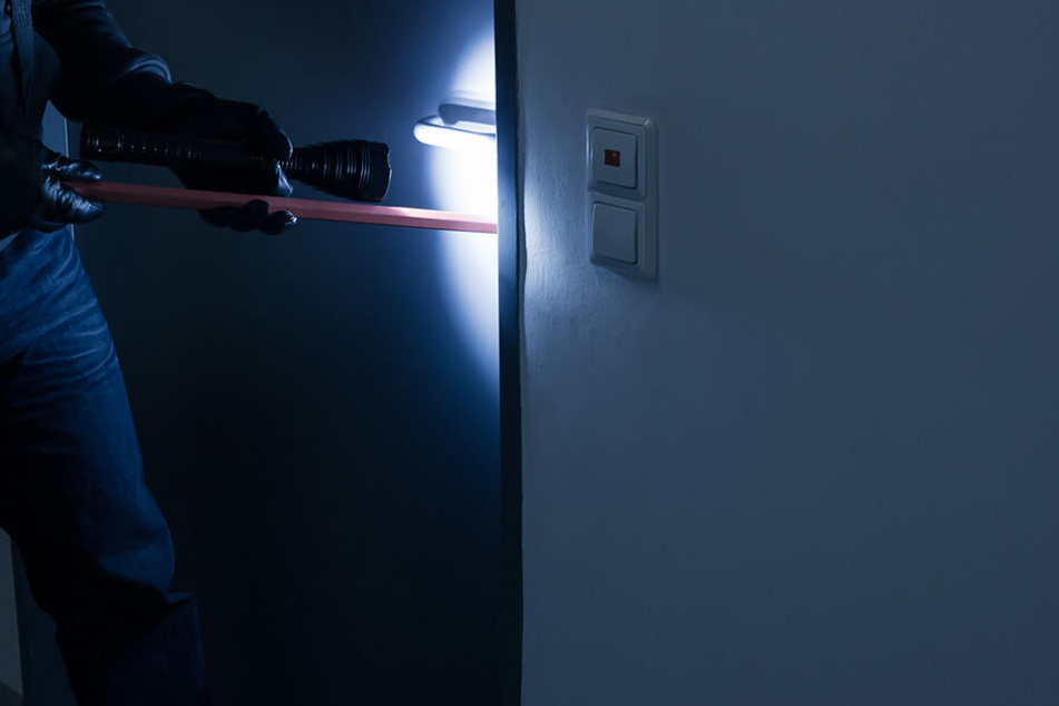 Die Tür der Wohnung musste gewaltsam geöffnet werden (Symbolbild).