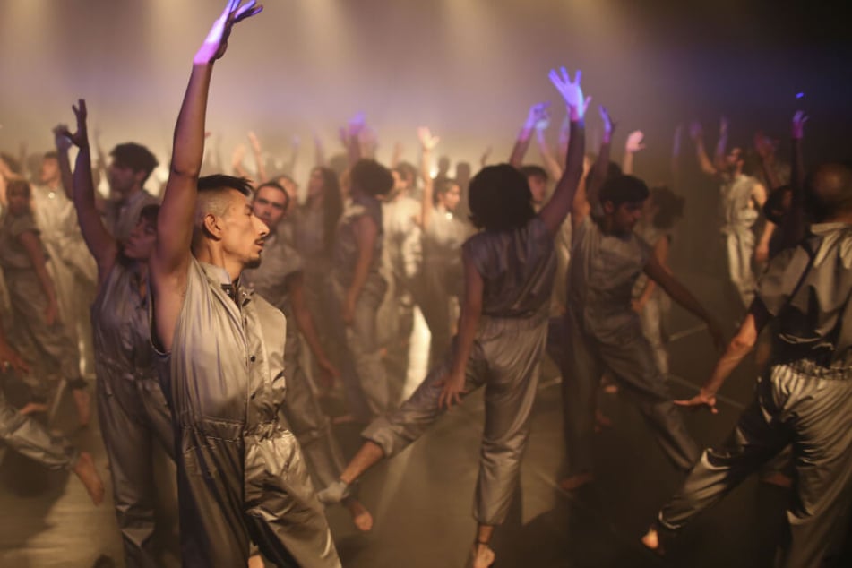 Das Live-Art-Festival auf Kampnagel startet mit einer Massenchoreografie.