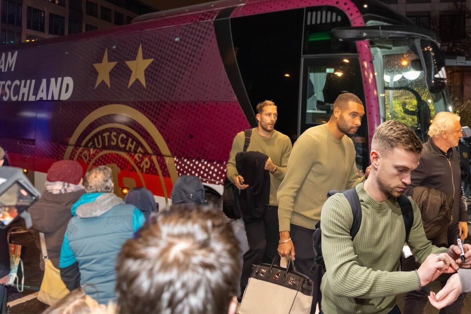 Leipzig: Fans belagern Mannschaftshotel: DFB-Team trifft in Leipzig ein