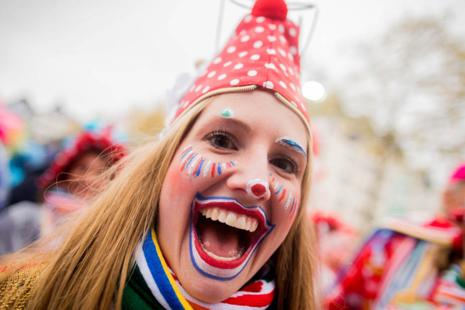 Ein Frau fiebert dem Karneval auf dem Kölner Heumarkt entgegen.