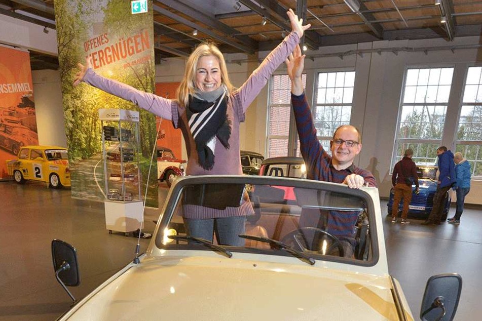 Ein Traum von Cabrio. Ein Trabant Tramp mit Museums-Sprecherin Annett Kannhäuser (48) und Museums-Chef Thomas Stebich (45).