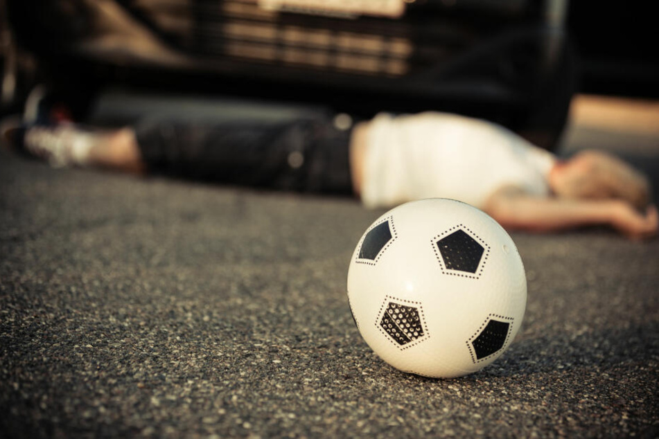 Ein Kind ist beim Ballspielen in einen Unfall mit einem Fahrzeug geraten (Symbolbild).