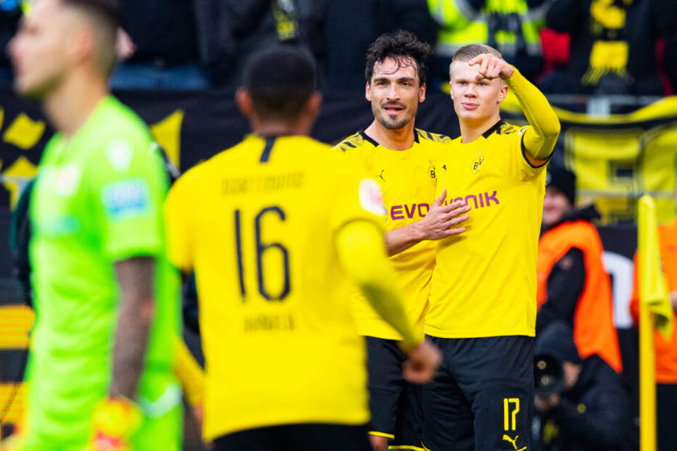 Erling Haaland (r.) wurde nach 80. Minuten unter donnerndem Applaus der BVB-Fans ausgewechselt. Nach seinen bisherigen drei Auftritten und sieben Toren kein Wunder.