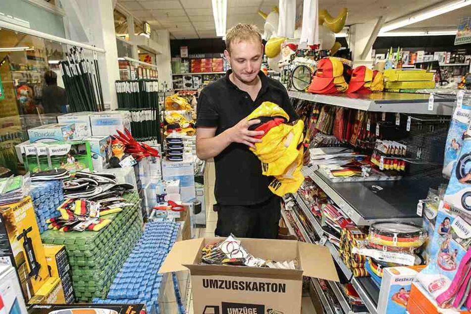 Deutsche WM-Artikel verbannt: Mitarbeiter Thomas Dressler (30) vom Aktionshaus Wreesmann begann Donnerstag mit der Einlagerung.