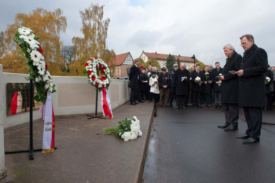 Auf der Brücke in Treffurt-Großenburschla erinnerten die Ministerpräsidenten Bodo Ramelow (Thüringen) und Volker Bouffier (Hessen) an die Opfer der deutschen Teilung.