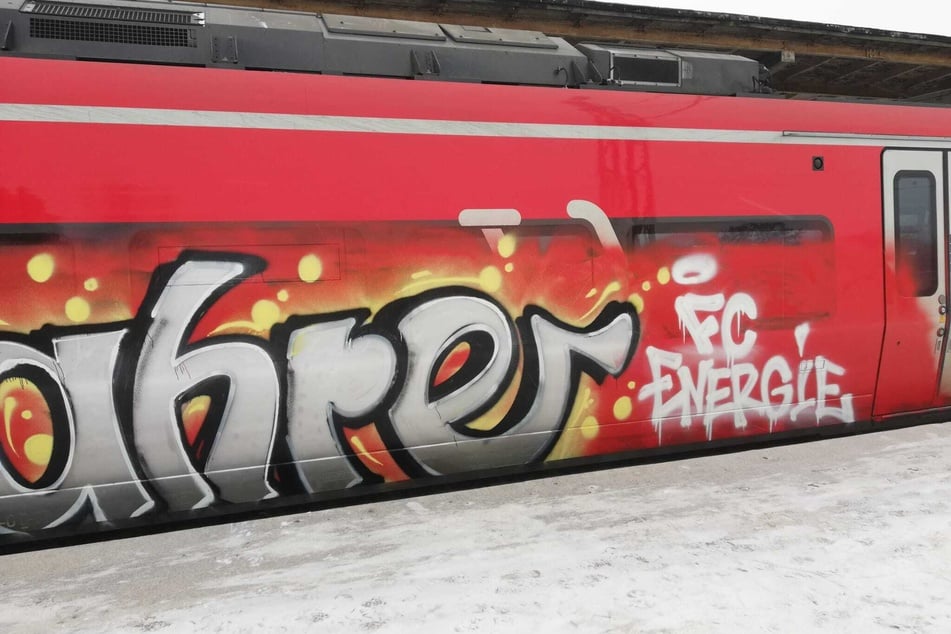 Ein kompletter Wagon der Deutschen Bahn ziert jetzt ein Schriftzug zum Cottbuser Jubiläum.