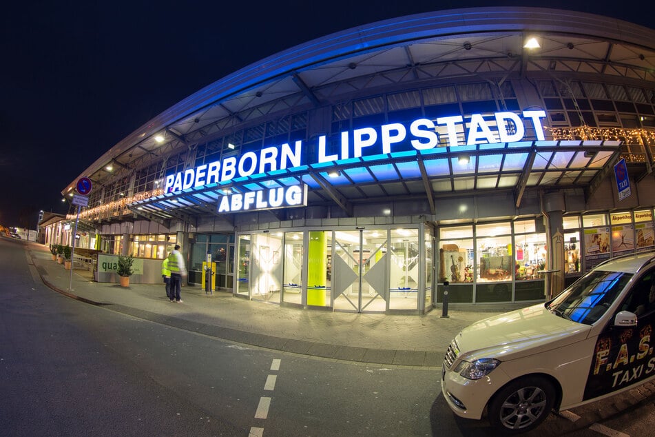 Blick auf den Eingang zur Abflughalle auf dem Flughafen Paderborn-Lippstadt in Büren.
