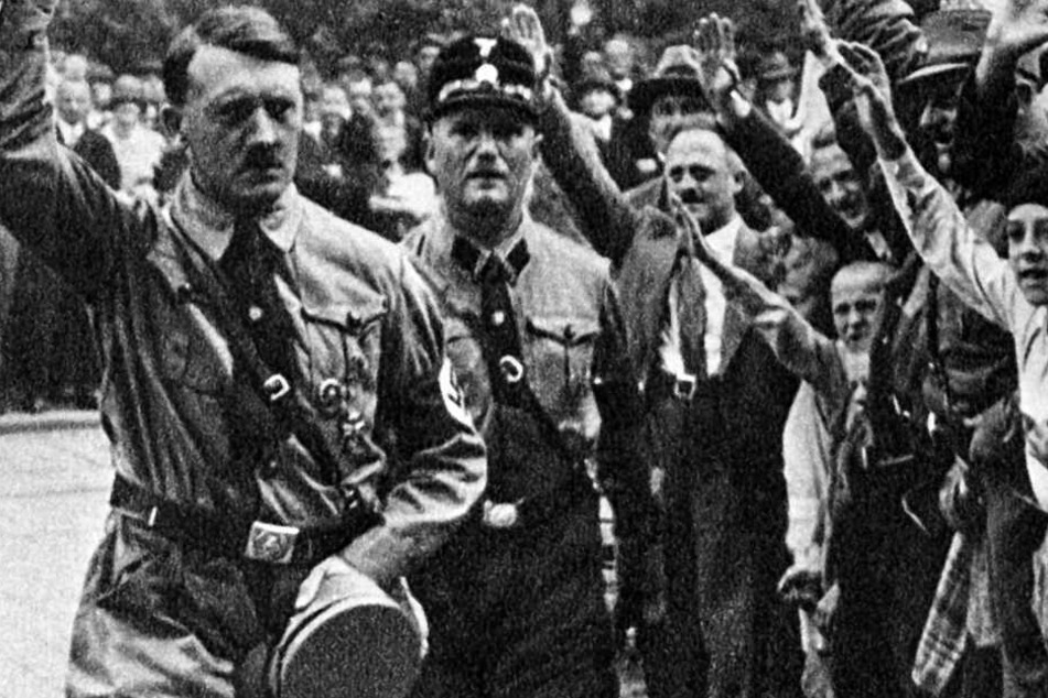Eine Aufnahme aus dem Jahr 1929 zeigt Adolf Hitler (l.) in Nürnberg.