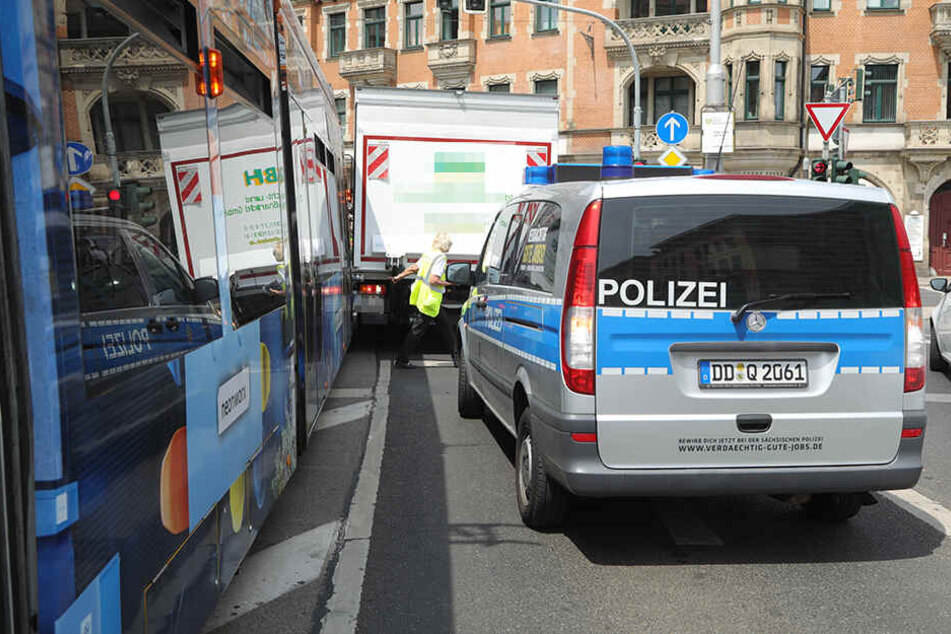 Der Lkw touchierte die Straßenbahn.