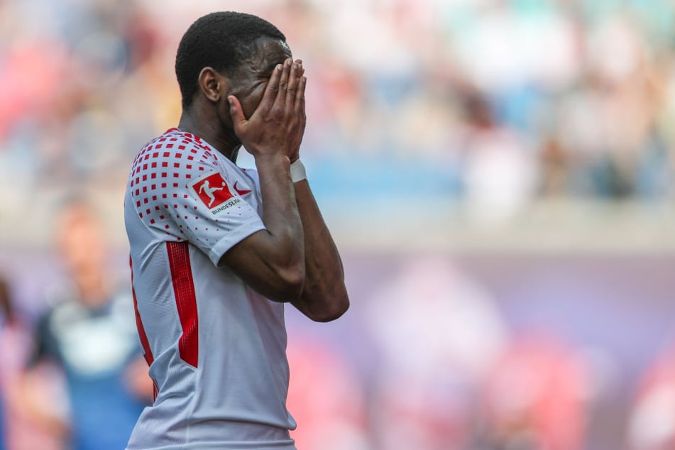 Ademola Lookman kann es nicht fassen. RB Leipzig ließ sich schon im ersten Durchgang ausknocken. Aber auch der zweite ging komplett die Hose.