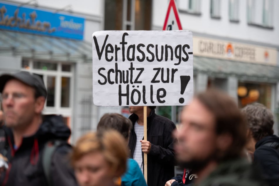 Hamburger demonstrieren mit dem Motto "Fünf Jahre NSU-Prozess - Kein Schlussstrich".