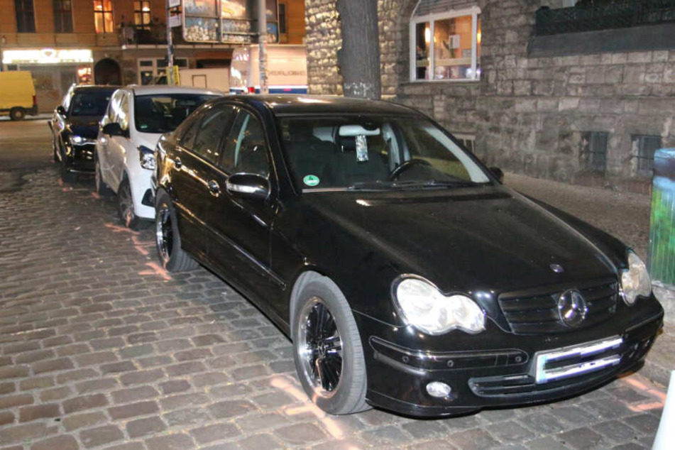 Den Polizeiwagen mit eingerechnet, wurden insgesamt vier Autos beschädigt. Alle Beteiligten blieben allerdings unverletzt.