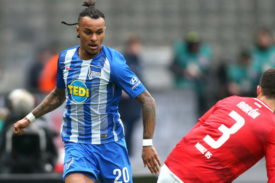 Valentino Lazaro im Zweikampf mit dem Mainzer Aaron Martin.