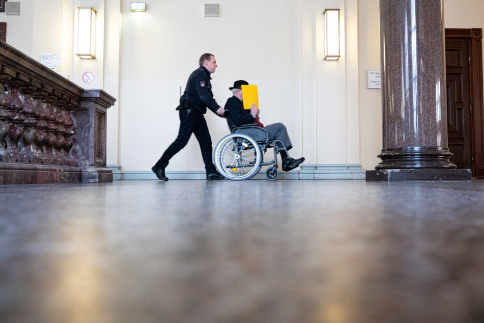 Der 93 Jahre alte ehemalige SS-Wachmann ist wegen Beihilfe zum Mord in 5230 Fällen angeklagt.