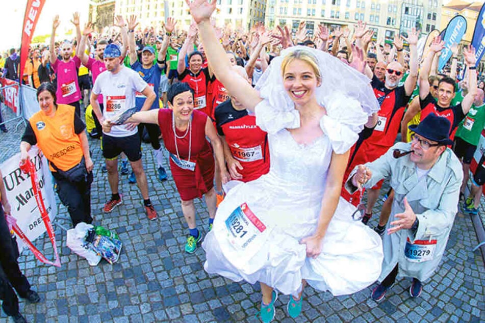 Franziska Leva (27) mit der Startnummer X19281 läuft im Brautkleid die
5-km-Strecke. Macht damit Werbung für’s Musical „Eine Leiche für die Braut“.