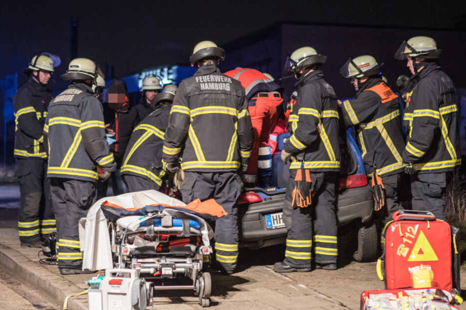 Schwerer Unfall: Auto kracht in Laster, Fahrer eingeklemmt