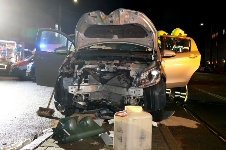 Toyota-Fahrerin verliert die Kontrolle und kracht gegen Ampelmast