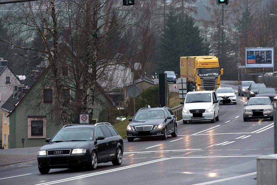 Viel Verkehr: Angeblich quälen sich täglich 15 000 Fahrzeuge über die B 174 durch Hohndorf.