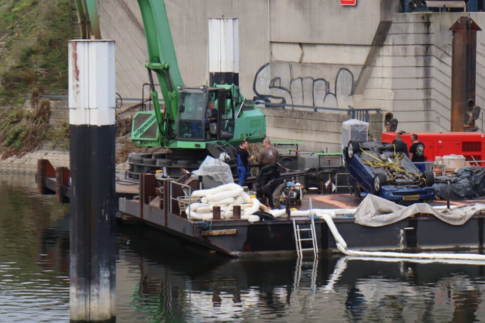 Schiff bleibt an Mannheimer Brücke hängen: Führerhaus und Autos landen im Wasser!