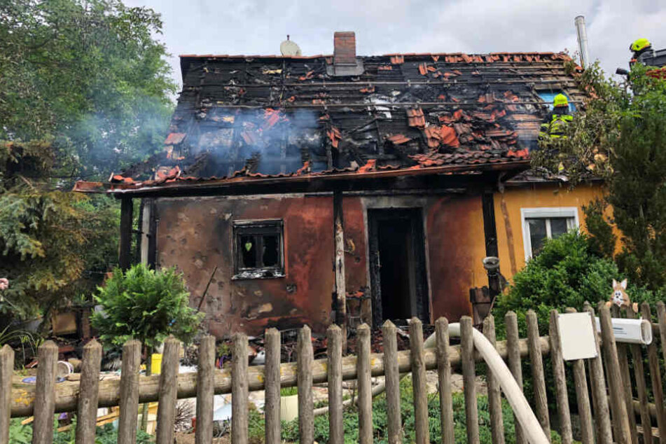 Der Dachstuhl des Einfamilienhauses stand vollständig in Flammen.