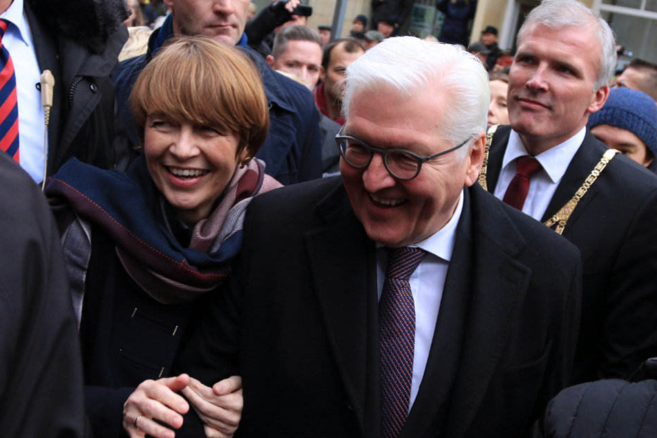 Bundespräsident Steinmeier und Frau Elke Büdenbender spazieren über die Krämerbrücke.