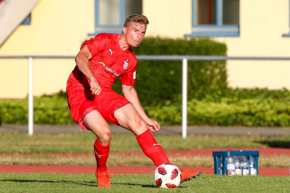 Zwickaus Neuzugang Elias Huth im Testspiel bei Bayern Hof am Ball.