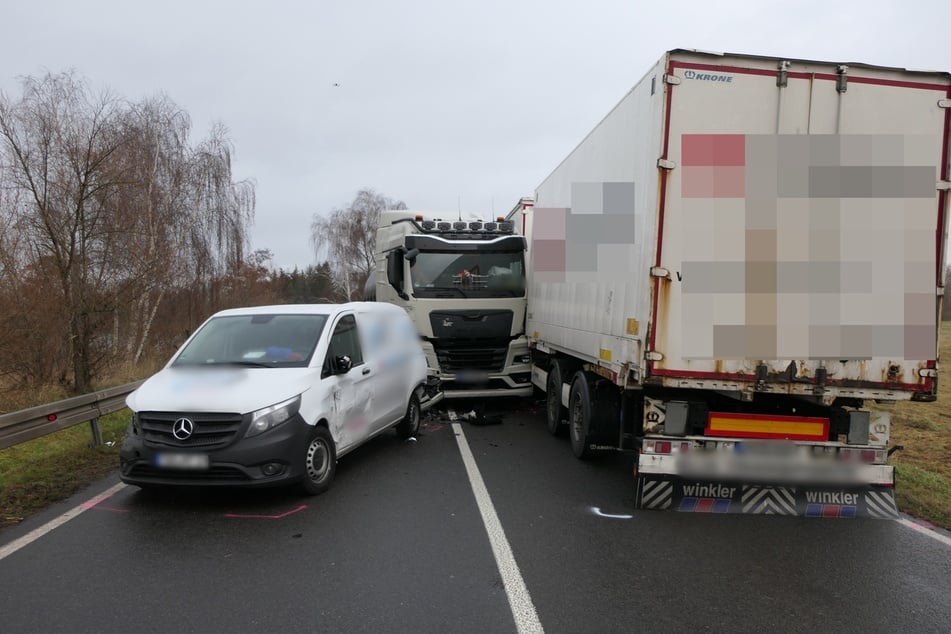 Zur Unfallaufnahme musste die B6 vorübergehend komplett gesperrt werden.