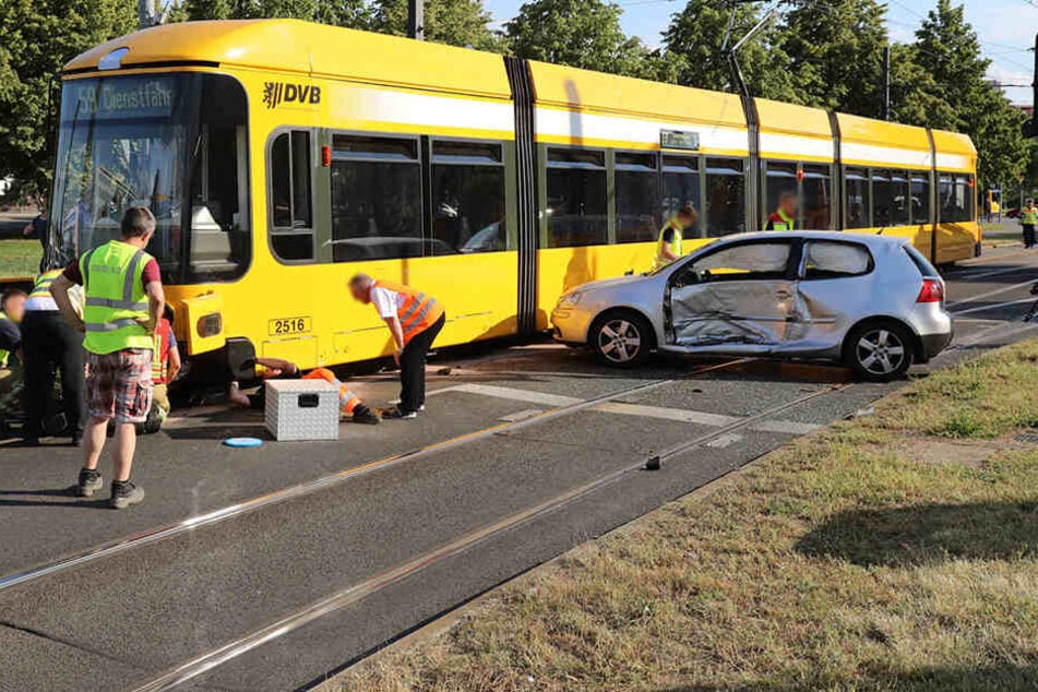 Am Georgplatz krachten Tram und Auto zusammen.