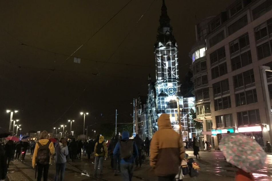 Wie im Oktober 1989 zogen die Teilnehmer des Festes dabei am Abend um den Leipziger Ring.