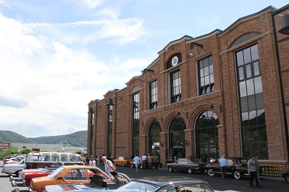 Hier kommen 120 kultige Wanderer zusammen: Automuseum Zylinderhaus in Bernkastel-Kues.