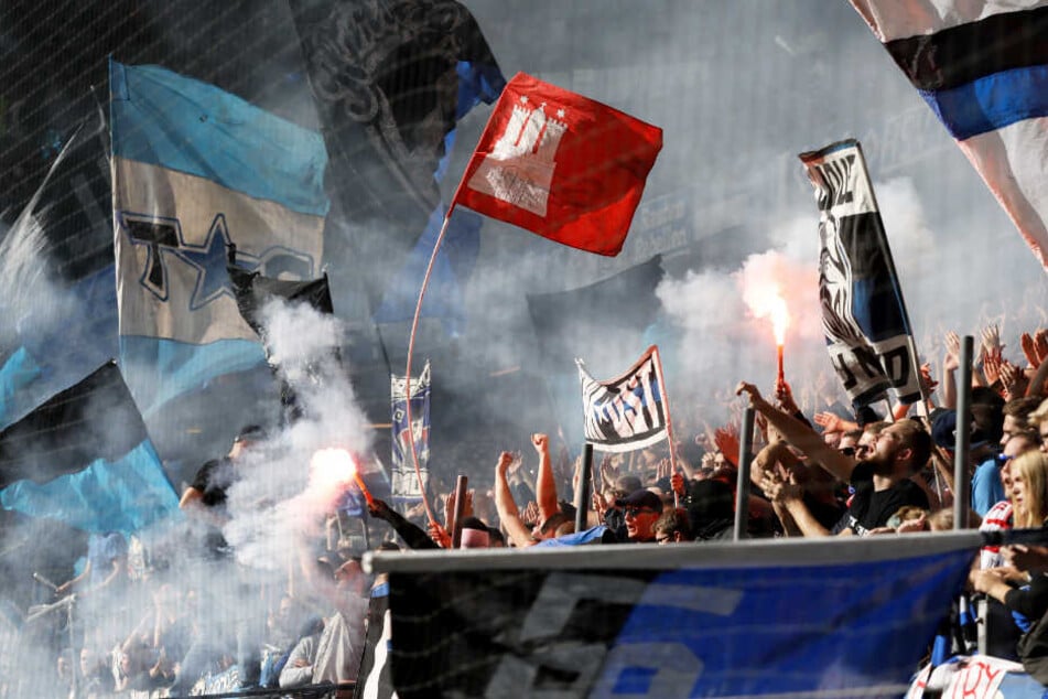 Fans zündeten beim Hinspiel HSV gegen FC St. Pauli Pyrotechnik im Stadion.