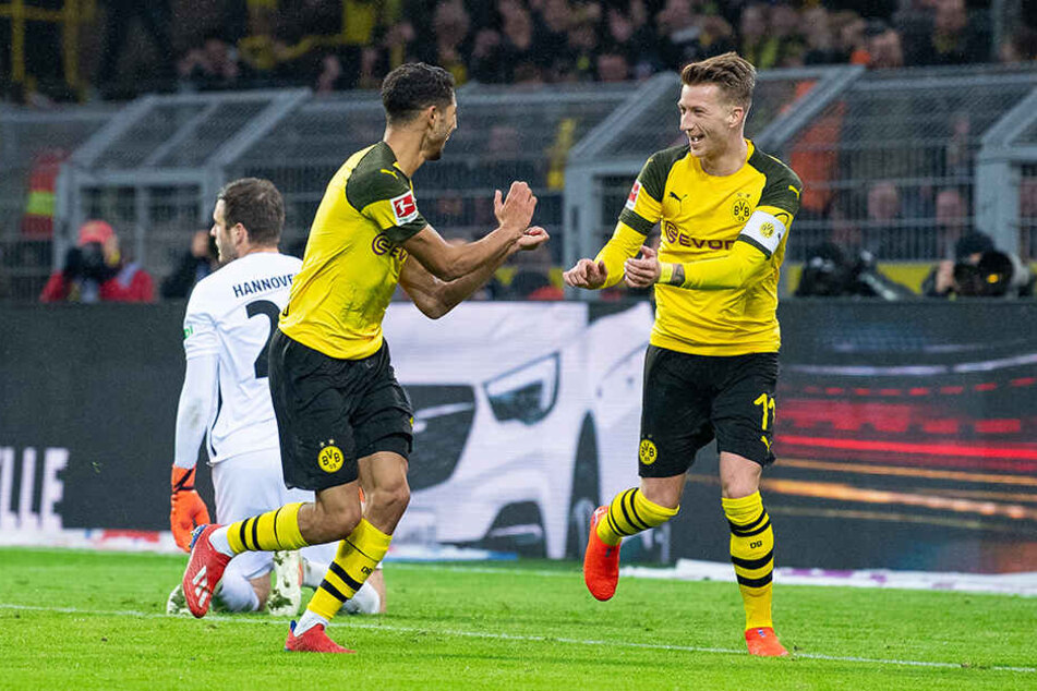 BVB-Kapitän Marco Reus (r.) freut sich mit Teamkollegen Achraf Hakimi (vorne-links) über dessen Tor zum 1:0 für Borussia Dortmund.