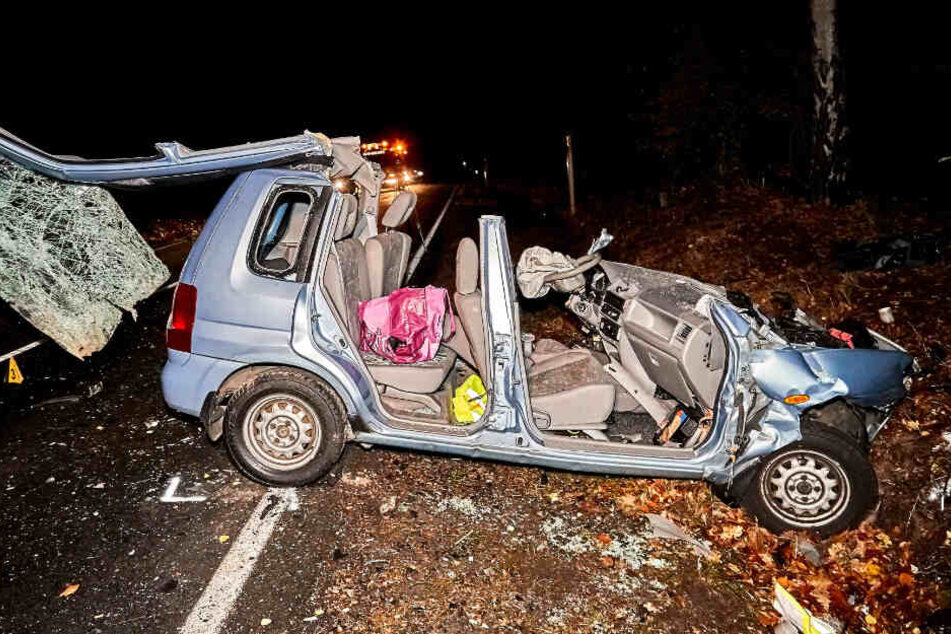 Der völlig zertrümmerte Mazda der Krankenpflegerin am Unfallort.