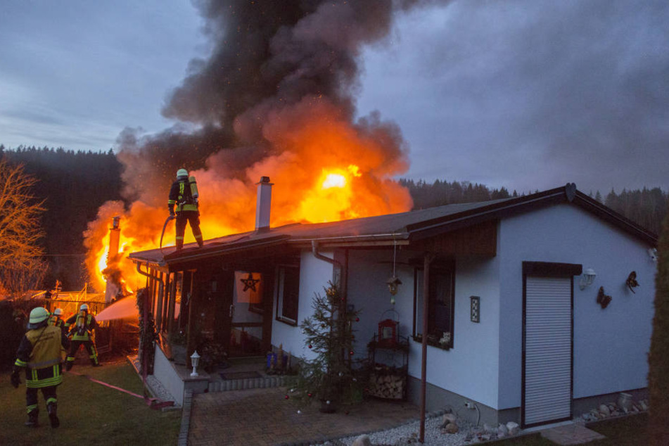 Die Flammen schlugen meterhoch aus dem Dach des Bungalows.