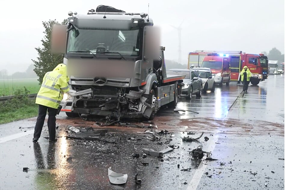 Ein 19-Jähriger (†) kollidierte auf einer Landstraße mit einem entgegenkommenden Lkw.