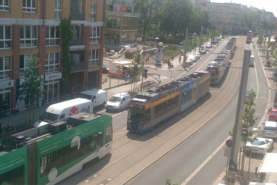 Auf der Karl-Liebknecht-Straße stadteinwärts stauten sich die Straßenbahnen, da diese am Unfallort nicht vorbeifahren konnten.