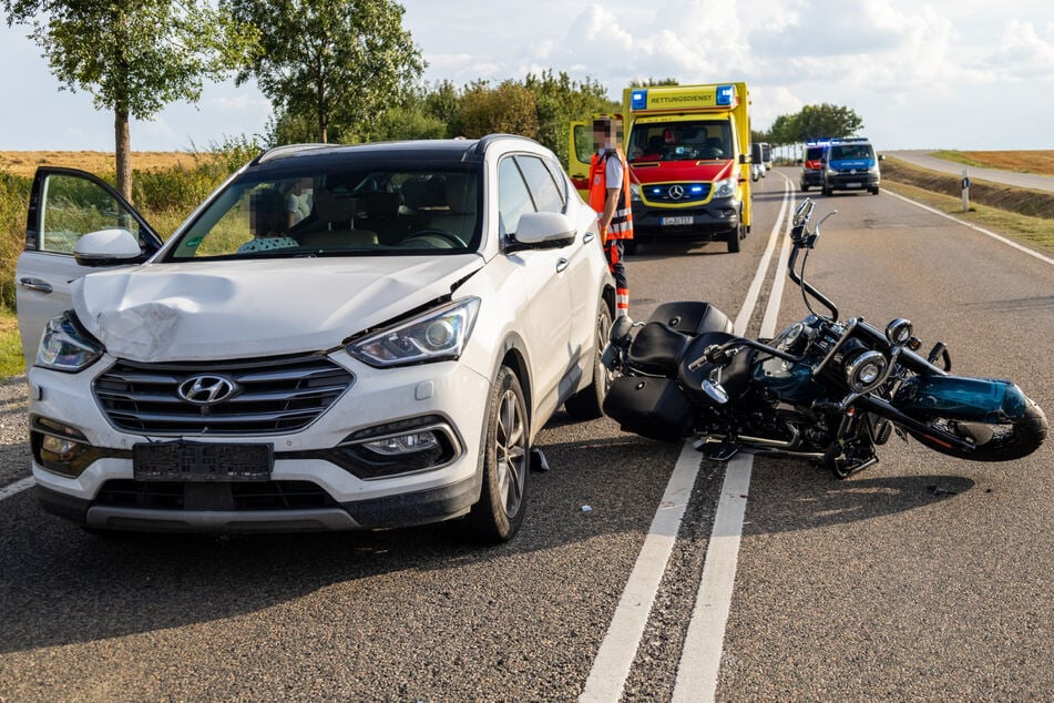 Der Motorradfahrer wollte ausweichen und kollidierte mit dem Gegenverkehr.