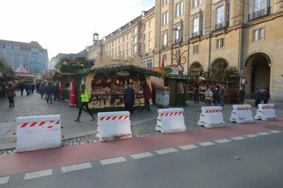 Betonklötze blockieren jetzt den Striezelmarkt.