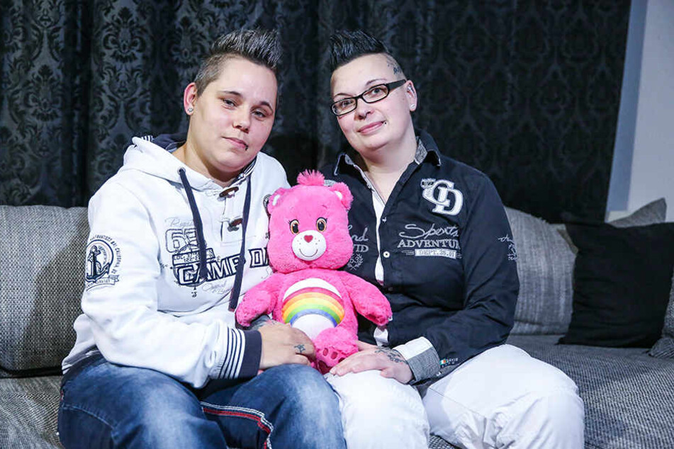 Monique Bauer-Bachmann (r.) wünscht sich sehnlichst ein Kind. Sie ist im Moment in der Berliner Praxis für Fertilität in Behandlung. Zusammen mit ihrer Ehefrau Mandy erlebt sie eine Zeit voller Hoffen und Bangen.