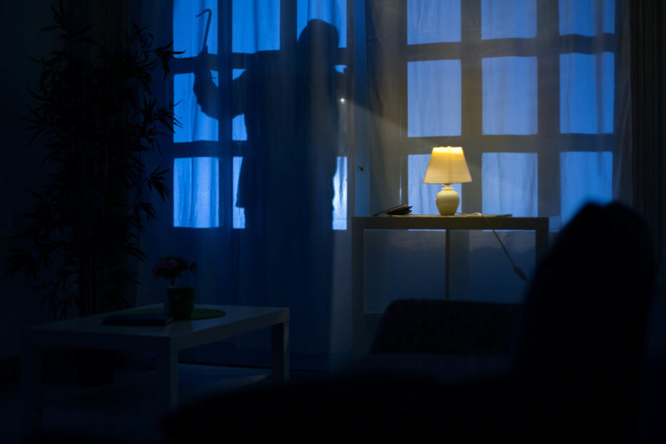 Der Mann drang durch ein Fenster in die Wohnung ein. (Symbolbild)