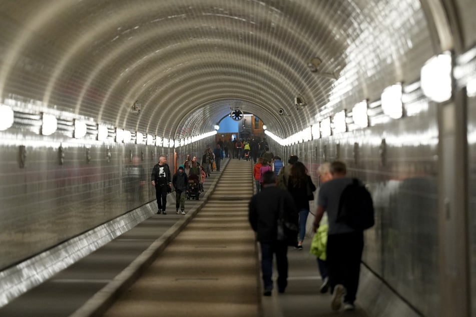 Am Alten Elbtunnel in Hamburg werden Sanierungsarbeiten vorgenommen. (Archivbild)