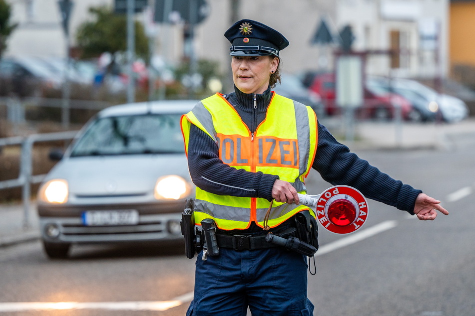 Bürgerpolizistin Anne-Kathrin Theger (43) stoppt stichprobenartig Fahrzeuge.