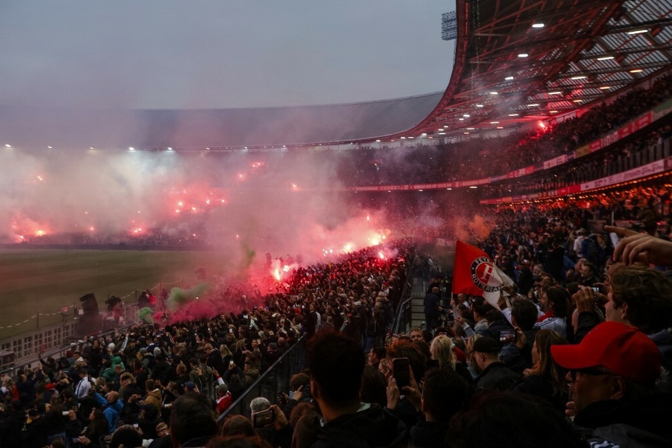 Die Polizei ermittelt nun gegen mehrere mutmaßliche Anhänger von Feyenoord Rotterdam.