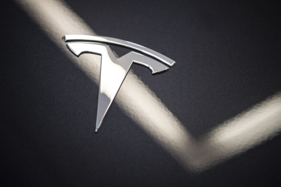 Das Logo der Marke Tesla.